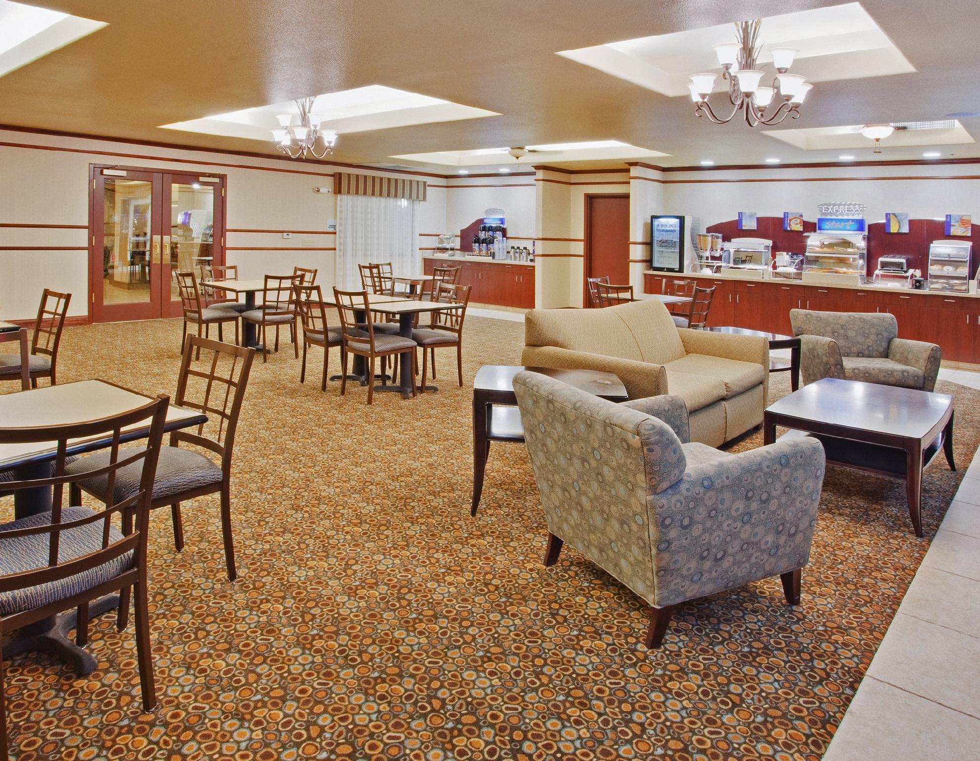 Holiday Inn Express & Suites Dinuba West By Ihg Exterior photo