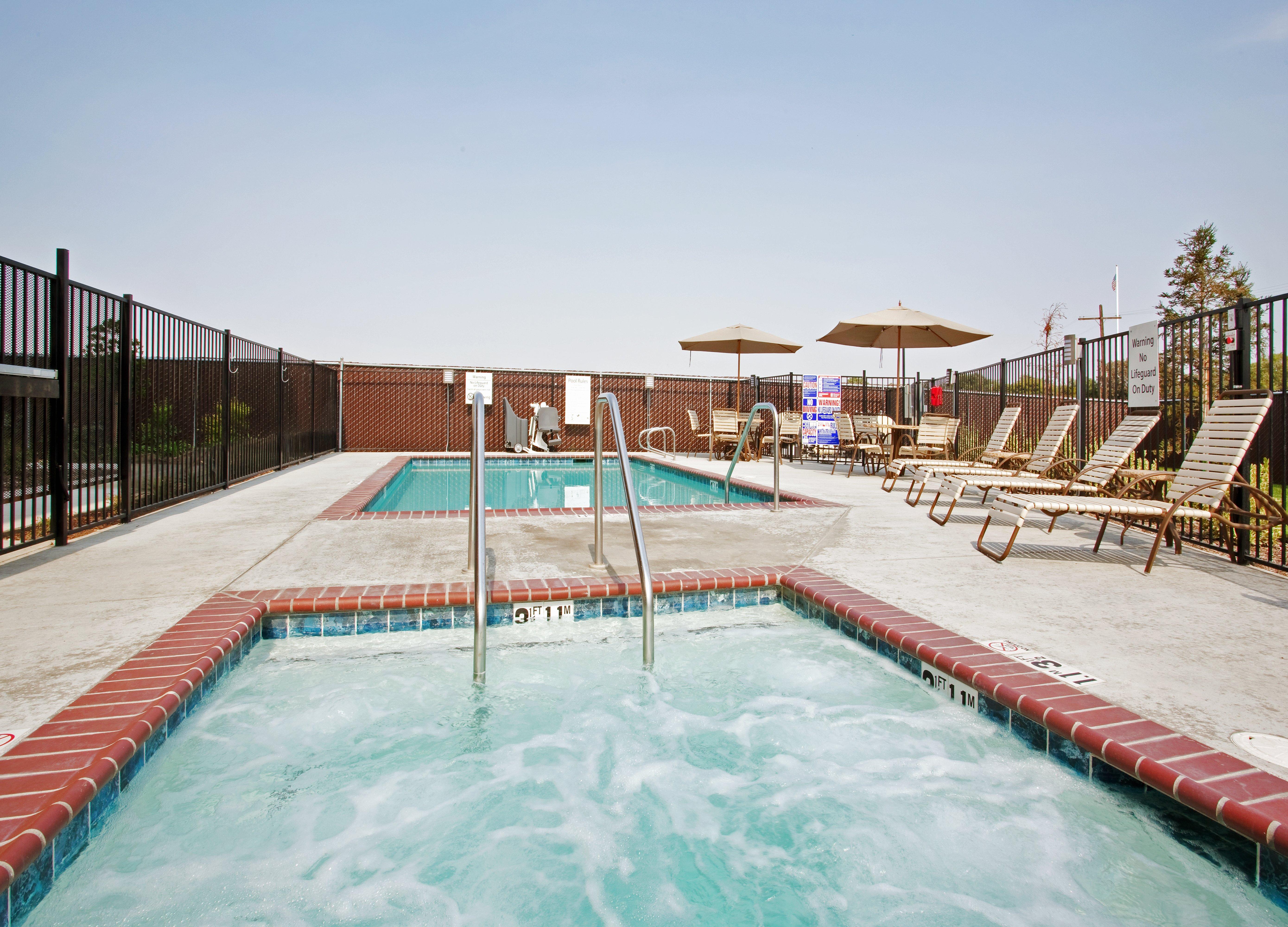Holiday Inn Express & Suites Dinuba West By Ihg Exterior photo