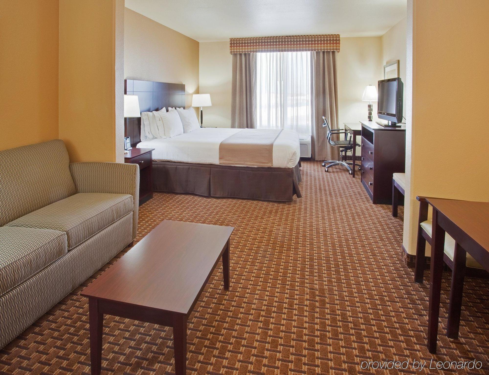 Holiday Inn Express & Suites Dinuba West By Ihg Exterior photo