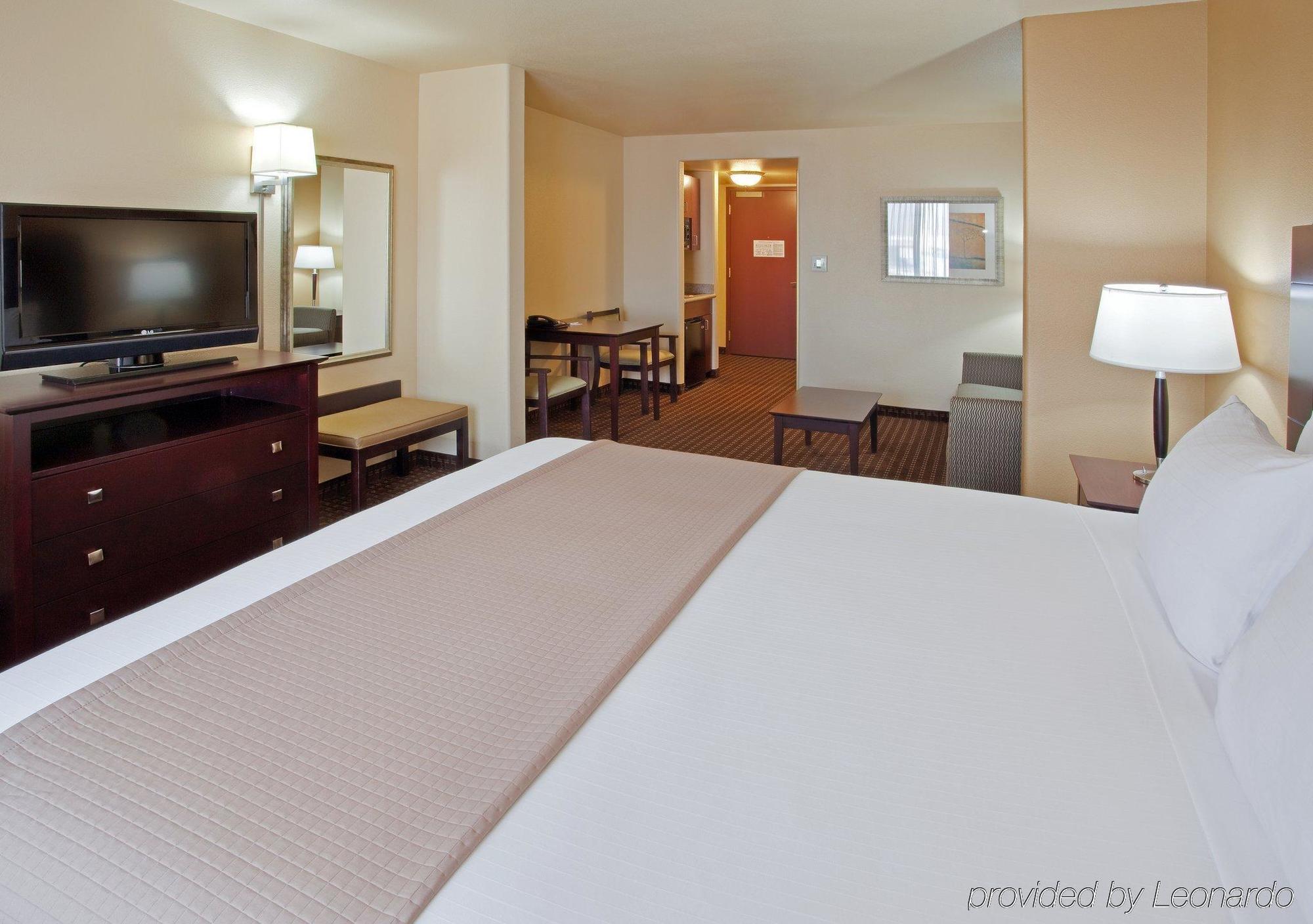 Holiday Inn Express & Suites Dinuba West By Ihg Room photo
